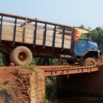 2012-01-12 truck fallen into bridge (1)