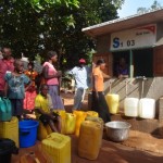 DSC04621 in line to get water at kiosk [640×480]