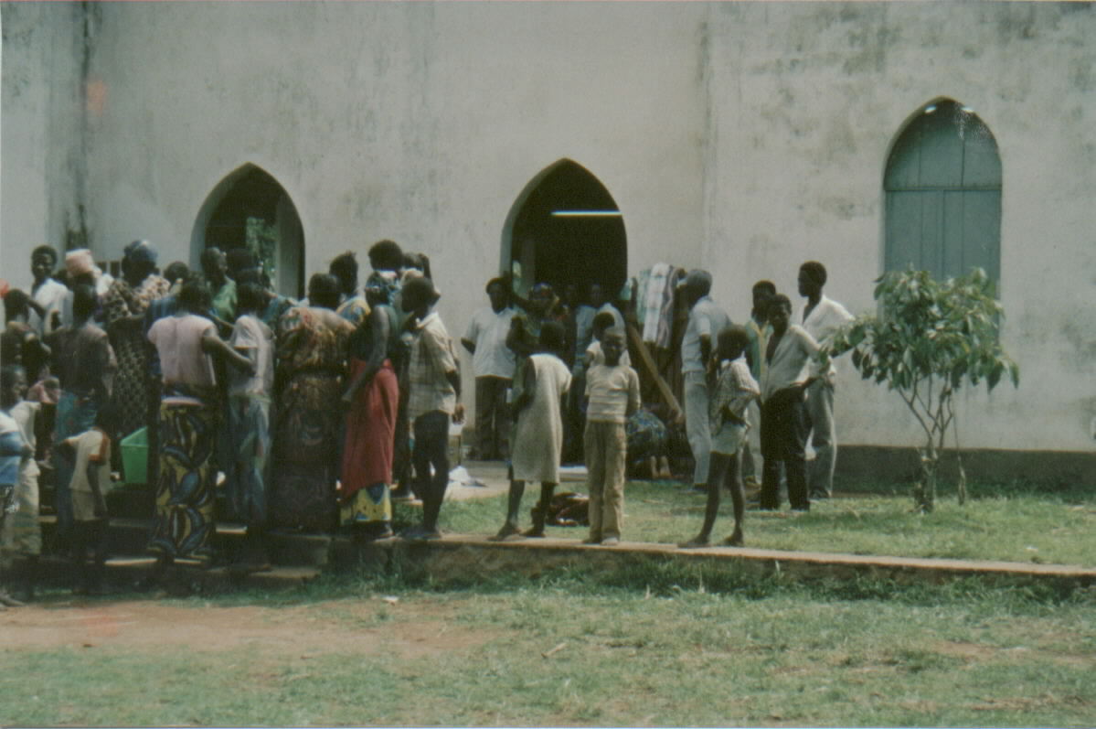 zairians-outside-karawa-church