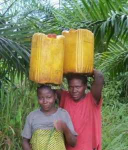 2 girls coming with jugs [800x600]