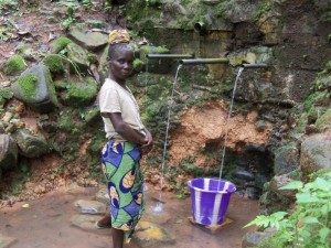 lady filling her bucket [800x600]